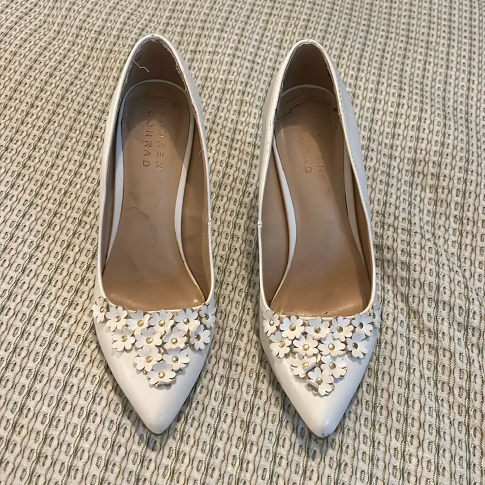 Lauren Conrad white flowered pumps. Good condition. Size 8.